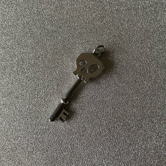 🌈 Disney Nightmare Before Christmas Skeleton key pendant - Picture 2 of 4